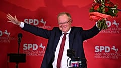 Stephan Weil, Minister-President of Lower Saxony, reacts to the first forecasts for the state elections in the SPD's caucus rooms.