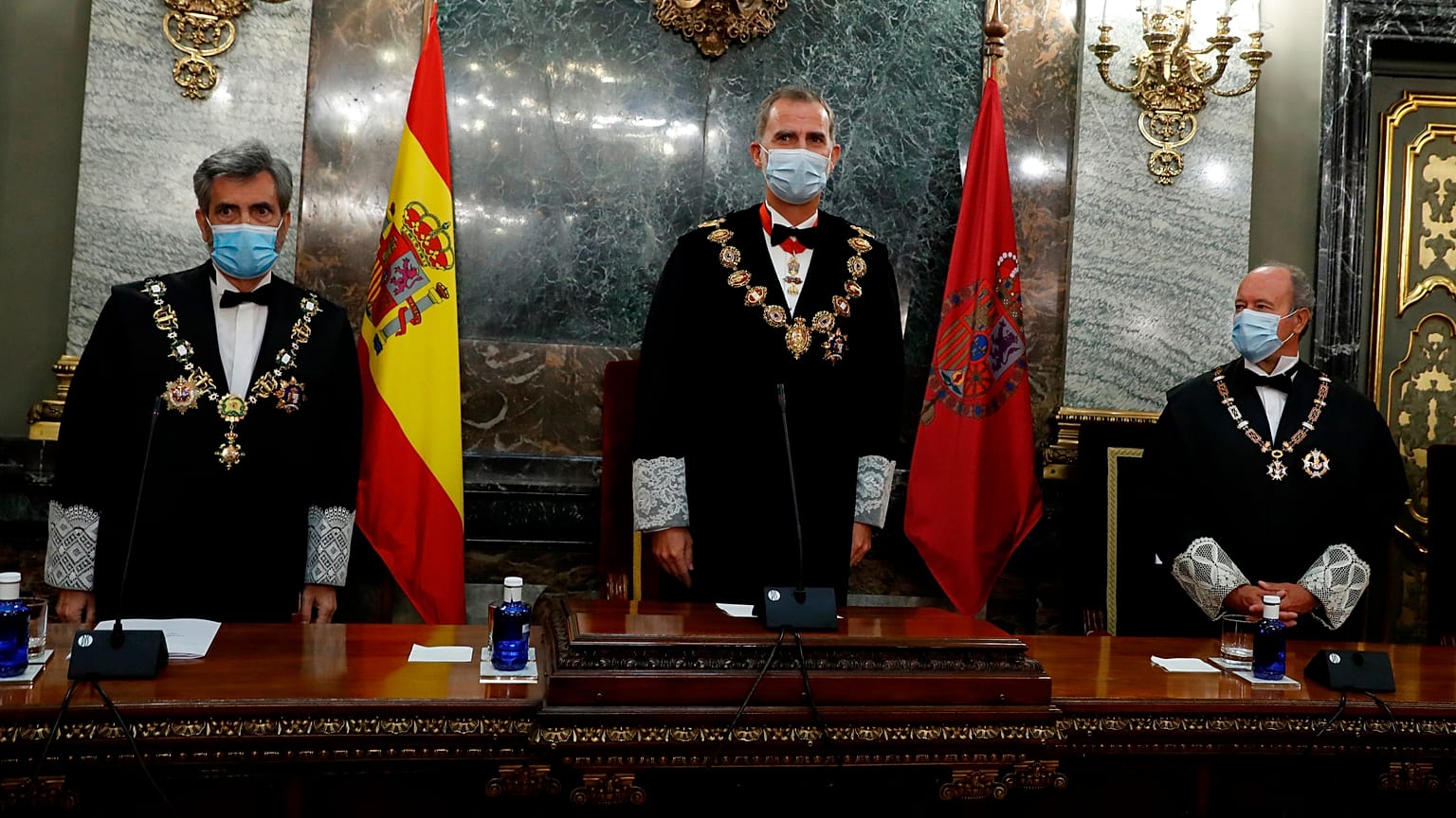 El rey Felipe VI (centro), junto al presidente del Tribunal Supremo, Carlos Lesmes (izquierda), y el ministro de Justicia, Juan Carlos Campo