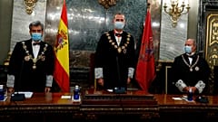 El rey Felipe VI (centro), junto al presidente del Tribunal Supremo, Carlos Lesmes (izquierda), y el ministro de Justicia, Juan Carlos Campo