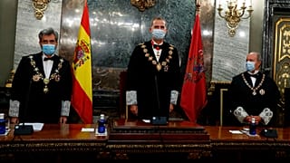 El rey Felipe VI (centro), junto al presidente del Tribunal Supremo, Carlos Lesmes (izquierda), y el ministro de Justicia, Juan Carlos Campo