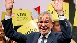 Alexander Van der Bellen celebra con sus partidarios tras conocer los primeros resultados de las elecciones presidenciales en Viena, Austria, el 9 de octubre de 2022.