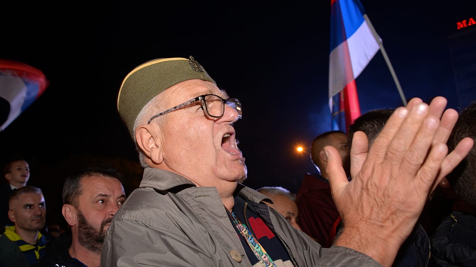 Участник акции протеста против фальсификаций на выборах в Республике Сербской