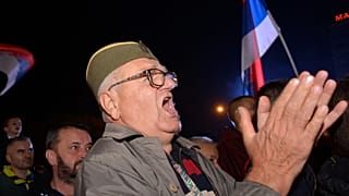 Участник акции протеста против фальсификаций на выборах в Республике Сербской