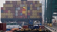 Im Hafen von Antwerpen wird ein Container auf ein Schiff verladen.