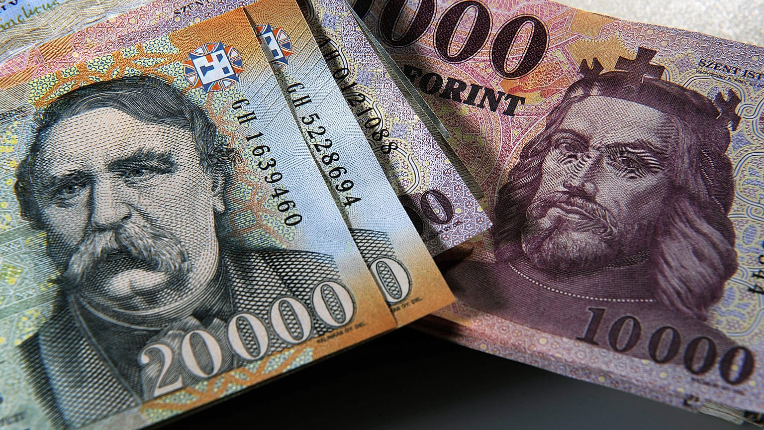 Ismét mélyrepülésben a forint