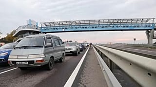 Sorban álló autók a Kercsi hídnál