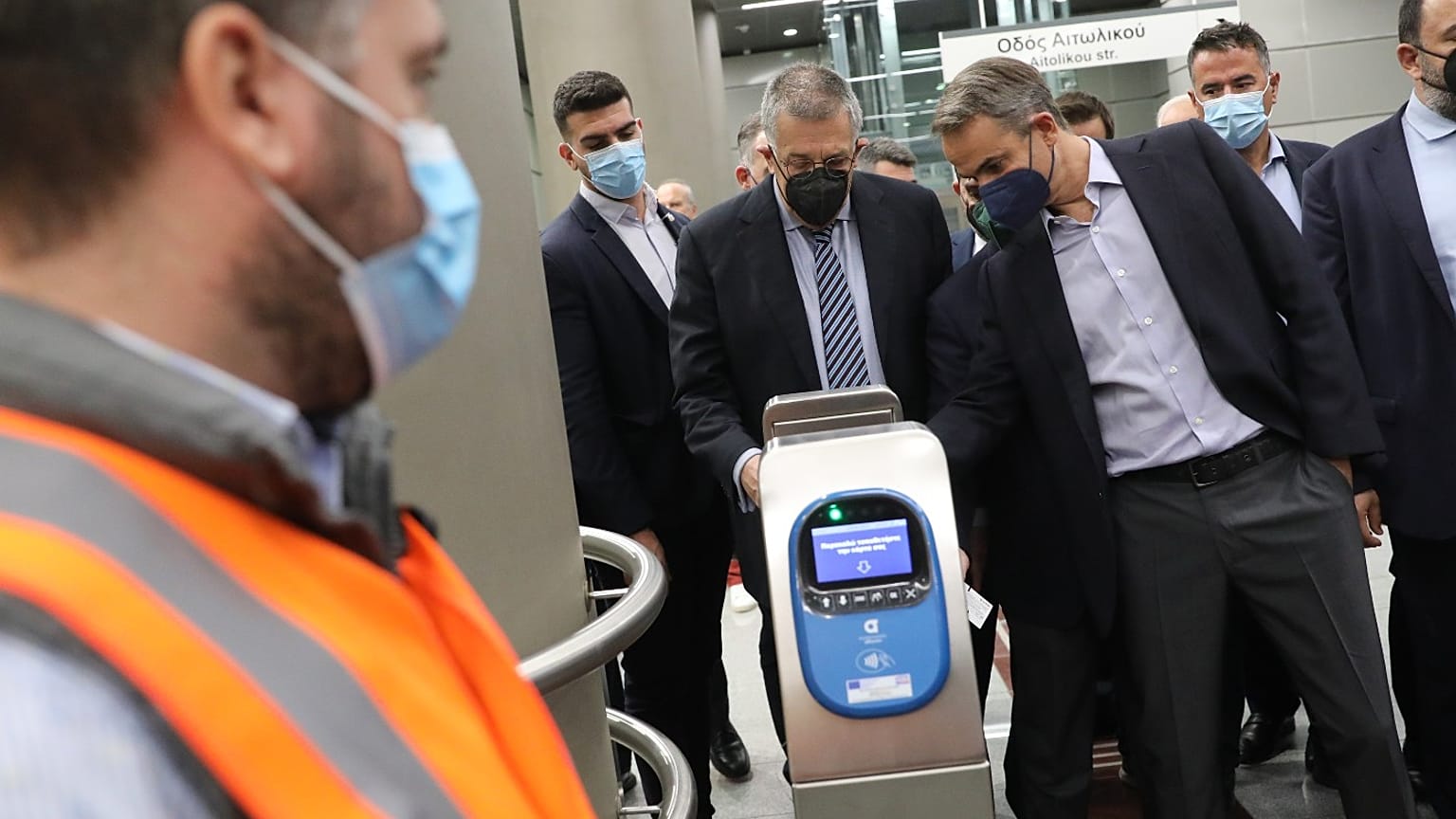 Ο πρωθυπουργός Κυριάκος Μητσοτάκης (Κ) παρευρίσκεται στην τελετή εγκαινίων των νέων σταθμών της Γραμμής 3 του Μετρό στον Πειραιά