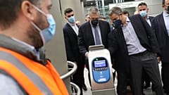 Ο πρωθυπουργός Κυριάκος Μητσοτάκης (Κ) παρευρίσκεται στην τελετή εγκαινίων των νέων σταθμών της Γραμμής 3 του Μετρό στον Πειραιά