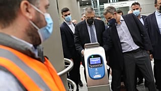 Ο πρωθυπουργός Κυριάκος Μητσοτάκης (Κ) παρευρίσκεται στην τελετή εγκαινίων των νέων σταθμών της Γραμμής 3 του Μετρό στον Πειραιά