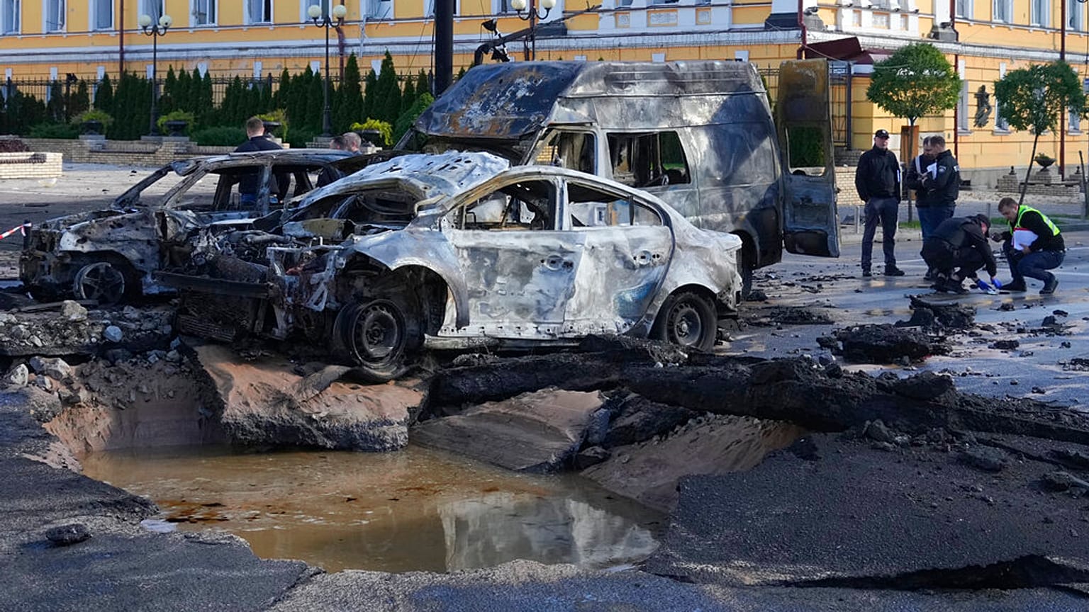 Des voitures endommagées lors d'un bombardement russe, à Kyiv, en Ukraine, lundi 10 octobre 2022. 