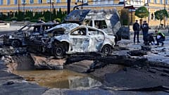 Des voitures endommagées lors d'un bombardement russe, à Kyiv, en Ukraine, lundi 10 octobre 2022. 