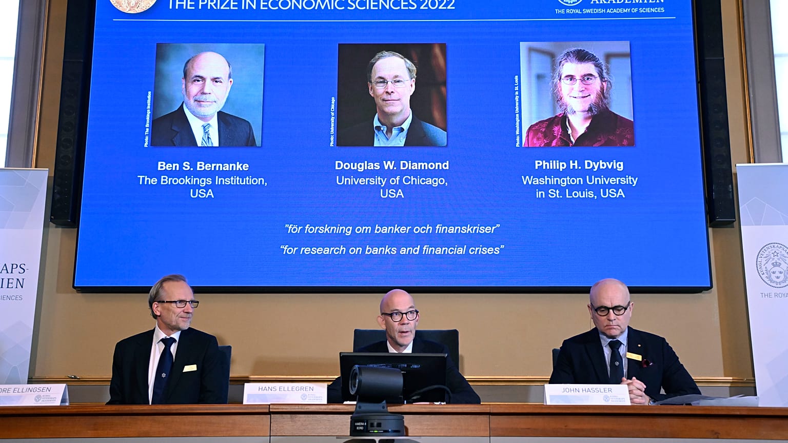 Mitglieder der Königlich Schwedischen Akademie der Wissenschaften geben den Nobelpreis für Wirtschaftswissenschaften 2022 bekannt.