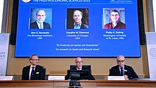Mitglieder der Königlich Schwedischen Akademie der Wissenschaften geben den Nobelpreis für Wirtschaftswissenschaften 2022 bekannt.