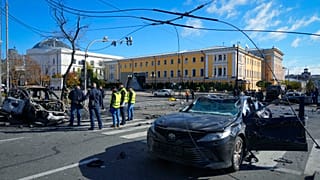 Orosz rakétacsapástól megrongálódott autók Kijevben