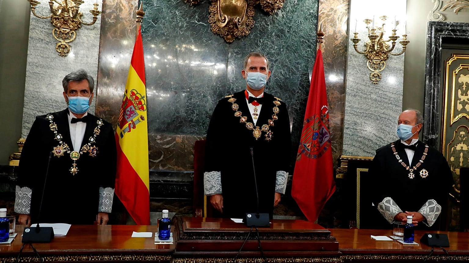 A távozó Carlos Lesmes bal oldalt, középen VI. Fülöp király, jobbra Juan Carlos Campo akkori igazságügyi miniszter 2020-ban