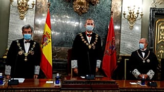 A távozó Carlos Lesmes bal oldalt, középen VI. Fülöp király, jobbra Juan Carlos Campo akkori igazságügyi miniszter 2020-ban