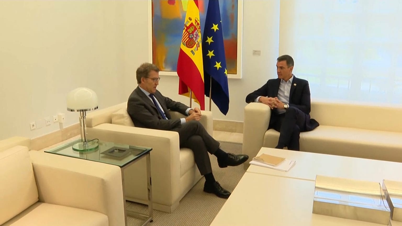 El presidente del Gobierno, Pedro Sánchez, y el líder de la oposición del PP, Alberto Núñez Feijóo, en el Palacio de la Moncloa