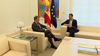 El presidente del Gobierno, Pedro Sánchez, y el líder de la oposición del PP, Alberto Núñez Feijóo, en el Palacio de la Moncloa
