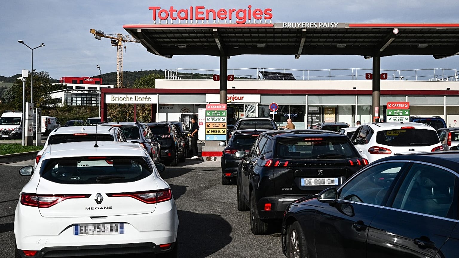 Rafinerilerde başlayan grevler nedeniyle petrol istasyonlarında tedarik sorunları yaşandı ve uzun araç kuyrukları oluştu