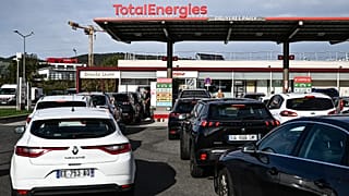 Rafinerilerde başlayan grevler nedeniyle petrol istasyonlarında tedarik sorunları yaşandı ve uzun araç kuyrukları oluştu