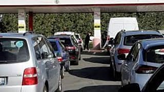 Code in Francia ai distributori di benzina