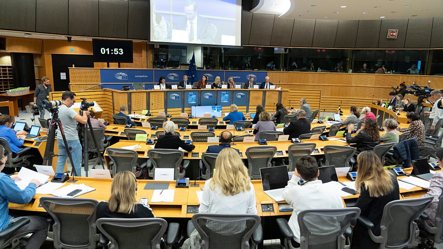Η επιτροπή όπου έδωσε απαντήσεις η εκπρόσωπος της Pfizer
