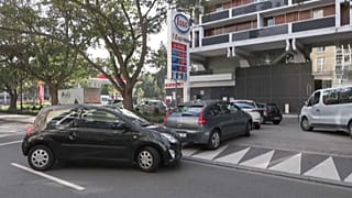 Colas de coches para intentar repostar combustible