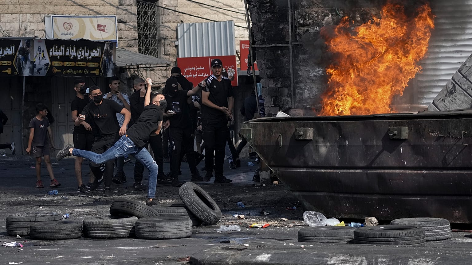 اشتباكات بين الفلسطينيين وقوات الأمن الإسرائيلية بعد دخول الجيش مخيم شعفاط للاجئين في القدس 10/10/2022