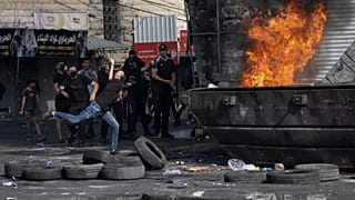اشتباكات بين الفلسطينيين وقوات الأمن الإسرائيلية بعد دخول الجيش مخيم شعفاط للاجئين في القدس 10/10/2022