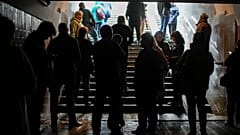 لجأ الناس في مدينة خاركيف الأوكرانية إلى الأنفاق لتجنب وابل الصواريخ التي أطلقتها روسيا على مدينتهم 10/10/2022