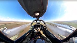 Ρωσικό Su-25 εκτοξεύει πυραύλους κατά ουκρανικών στόχων