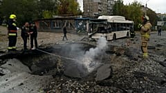 Un misil ruso cae frente a un autobús en Dnipro