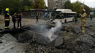 Un misil ruso cae frente a un autobús en Dnipro