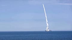 Ein russisches Kriegsschiff feuert einen Marschflugkörper auf ein Ziel in der Ukraine am 10.10.2022