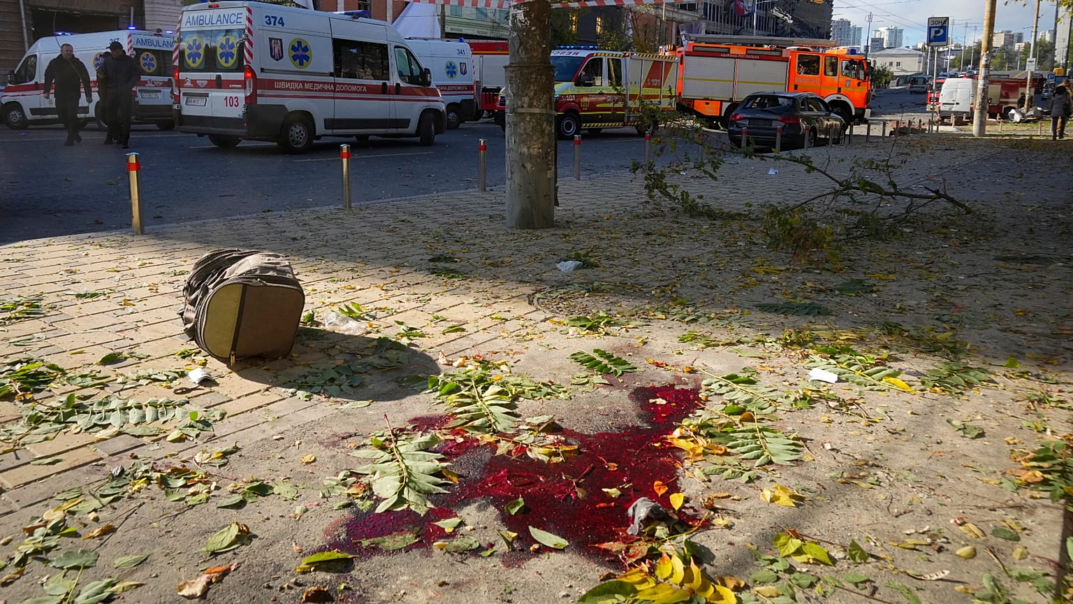 Marcas de sangue numa rua de Kiev alvo do bombardeamento desta segunda-feira