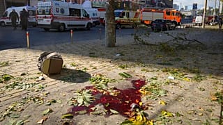 Marcas de sangue numa rua de Kiev alvo do bombardeamento desta segunda-feira