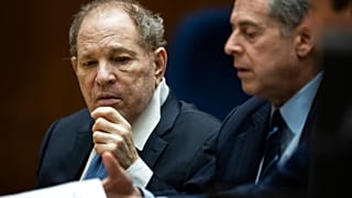 L'ex-producteur de film Harvey Weinstein (à gauche) interagie avec son avocat Mark Werksman au tribunal pénal de Los Angeles - 04.10.2022