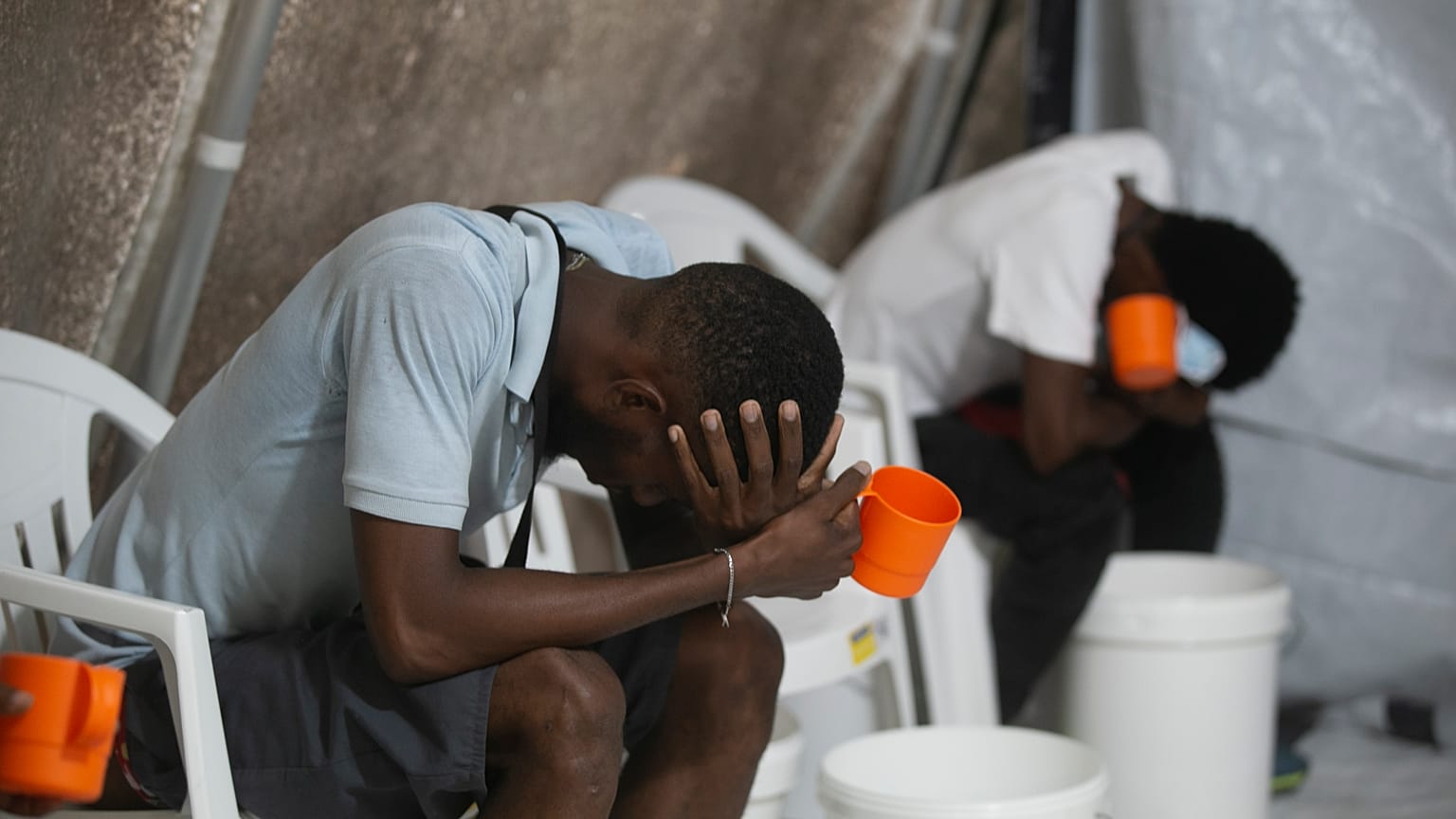 Haiti: Menschen werden in einem medizinischen Zentrum gegen Cholera behandelt