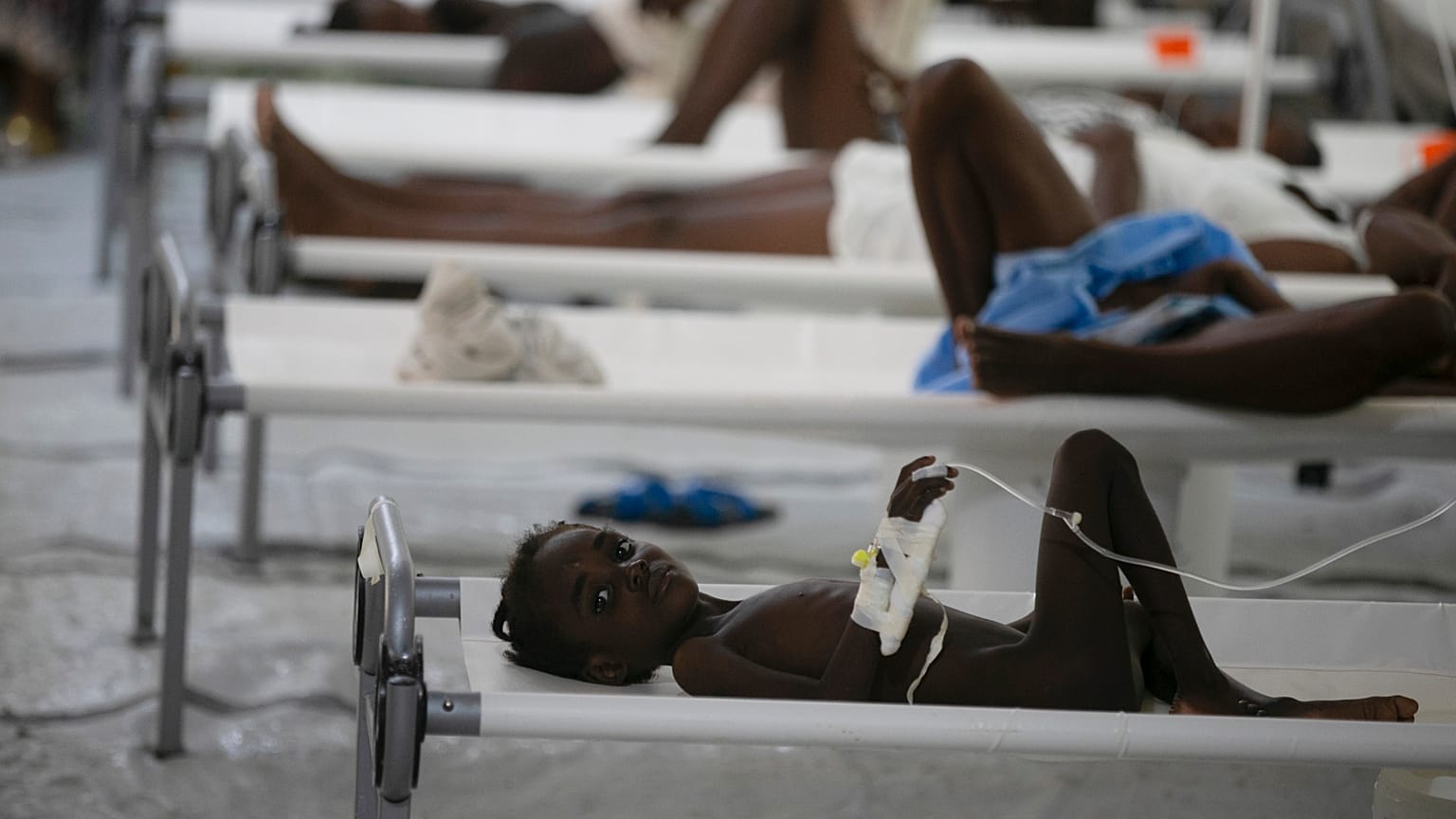 Un niño con síntomas de cólera recibe tratamiento por Médicos Sin Fronteras en Puerto Príncipe, Haití, el 7 de octubre de 2022. 