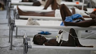 Un niño con síntomas de cólera recibe tratamiento por Médicos Sin Fronteras en Puerto Príncipe, Haití, el 7 de octubre de 2022.