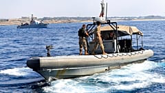 Άνδρες του σρατού του Λιβάνου προσεγγίζουν σκάφος της ισραηλινής ακτοφυλακής σε διαφιλονικούμενα νερά στην ανατολική Μεσόγειο