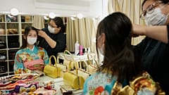 Во многих японских заведениях, например ресторанах или парикмахерских, маски до сих пор обязательны