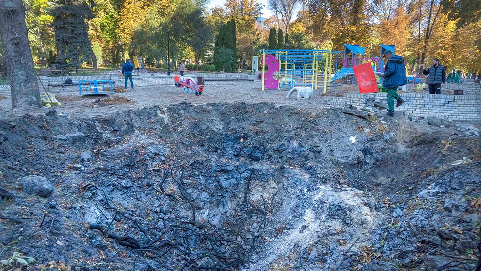 Daños provocados por el impacto de un proyectil en Zaporiyia