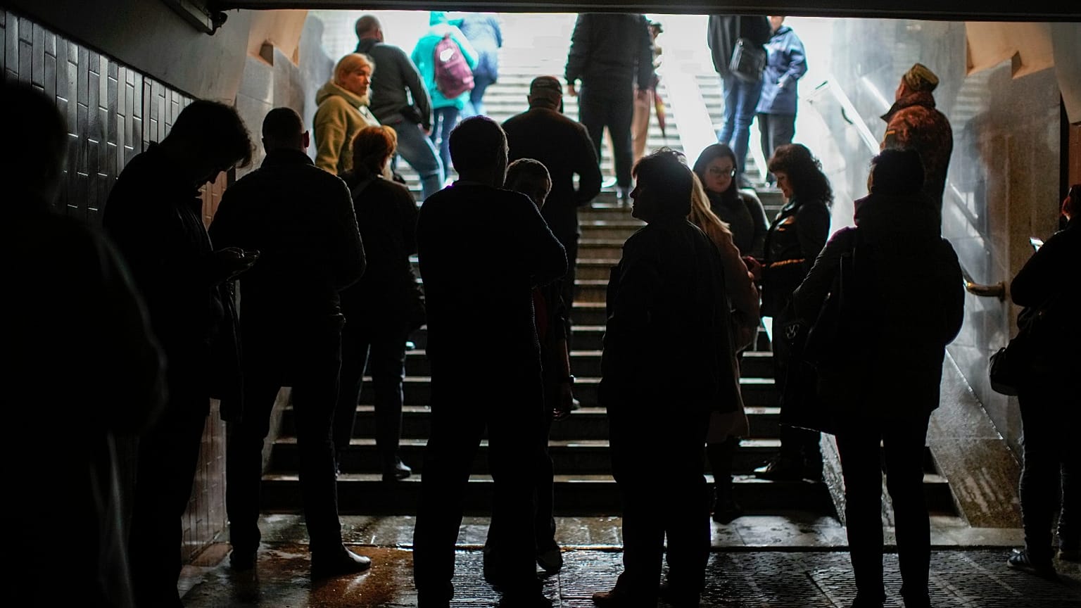 Menschen suchen Zuflucht vor russischen Luftangriffen in einer U-Bahnstation. Kharkiv, Ukraine, Montag 10. Oktober 2022.