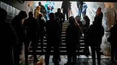 Menschen suchen Zuflucht vor russischen Luftangriffen in einer U-Bahnstation. Kharkiv, Ukraine, Montag 10. Oktober 2022.