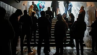 Des Ukrainiens trouvent refuge dans une station de métro