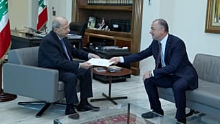 Lübnan Cumhurbaşkanı Mişel Avn (solda), Meclis Başkan Yardımcısı İlyas Ebu Saab (sağda) ile başkent Beyrut'taki Baabda Sarayı'nda görüştü
