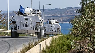 Des véhicules de la Force de maintien de la paix des Nations Unies patrouillent dans la zone côtière de Naqoura (sud du Liban) près de la frontière avec Israël - 11.10.2022