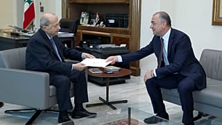 Президенту Ливана Мишелю Ауну вручают финальный текст соглашения о делимитации с Израилем, Бейрут, 11 октября 2022 г.  