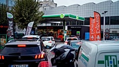 Ellenlange Warteschlangen an französischen Tankstellen - der Frust der Menschen steigt von Tag zu Tag.
